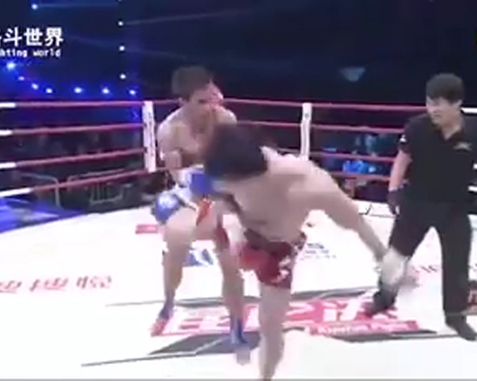 Kinh ngạc võ sĩ Trung Quốc tung đòn đá vỡ bảo hộ hạ bộ đối thủ