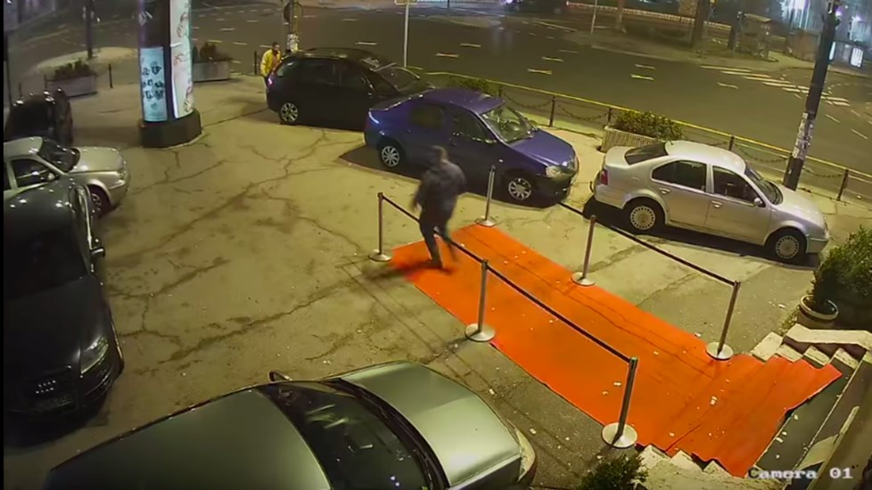 VIDEO Cựu võ sĩ UFC ra tay nghĩa hiệp, ngăn chặn vụ hành hung nữ giới