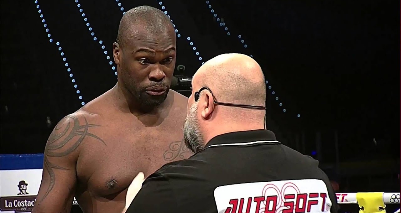 VIDEO: Xấu hổ võ sĩ Kickboxing giả đau để xin thua trận 