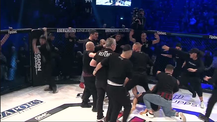 VIDEO Bỏ qua lời xin hàng của HLV, trọng tài khiến bạo loạn nổ ra giữa sàn đấu