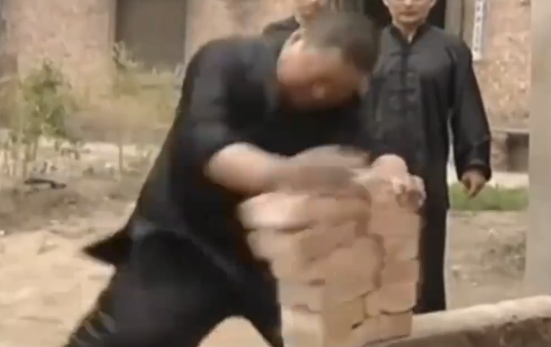 VIDEO Kinh ngạc với bài tập Công phu Thiết sa chưởng 