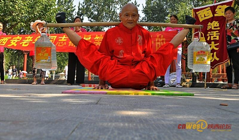 Công phu đáng kinh ngạc của những lão niên người Trung Quốc