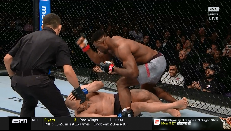 VIDEO Cain Velasquez gục ngã trước Francis Ngannou chỉ sau 26 giây 