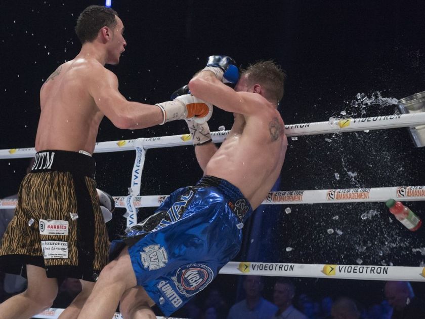 Ăn mừng trên sân nhà đối thủ, Boxer khiến khán giả nổi loạn