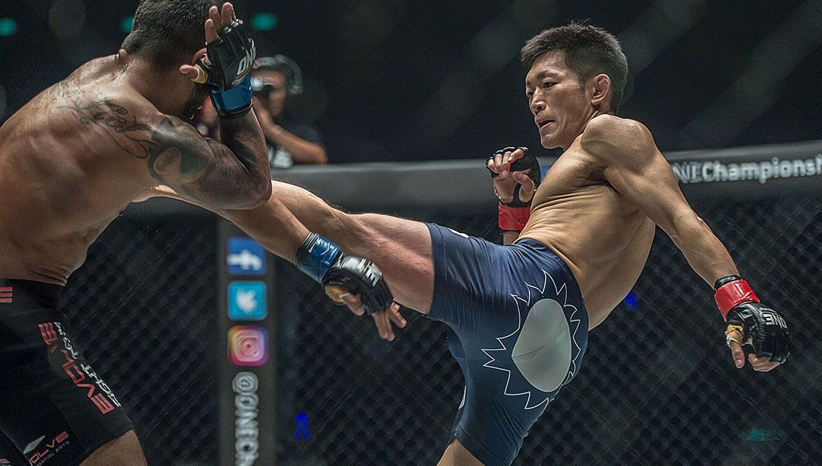 Những người đồng đội của Yoshitaka Naito đã giúp anh vượt qua khó khăn như thế nào?