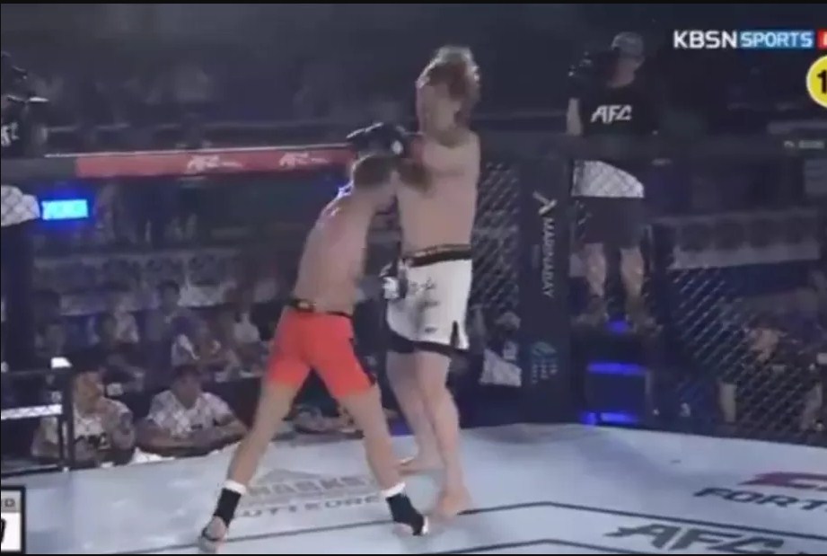 VIDEO: 'Quái nhân khổng lồ' Hàn Quốc gục ngã trước tay đấm vô danh