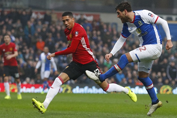 Ibrahimovic đưa MU vào tứ kết FA Cup