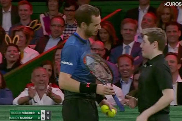 Tin thể thao 12-4: Murray nhường cậu bé nhặt bóng đấu FedEx