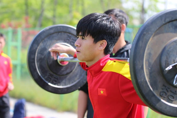 U20 VN vẫn nhăn mặt gánh tạ trước ngày đá U20 World Cup