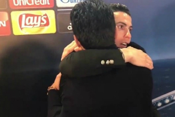 Ronaldo ôm hôn, động viên Buffon sau tấm thẻ đỏ ở trận gặp Real