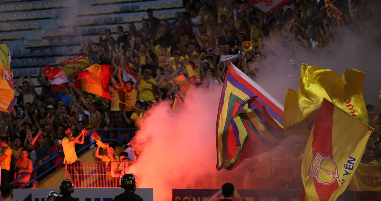 Vụ việc trên sân Hàng Đẫy: Không chỉ là những quả pháo!