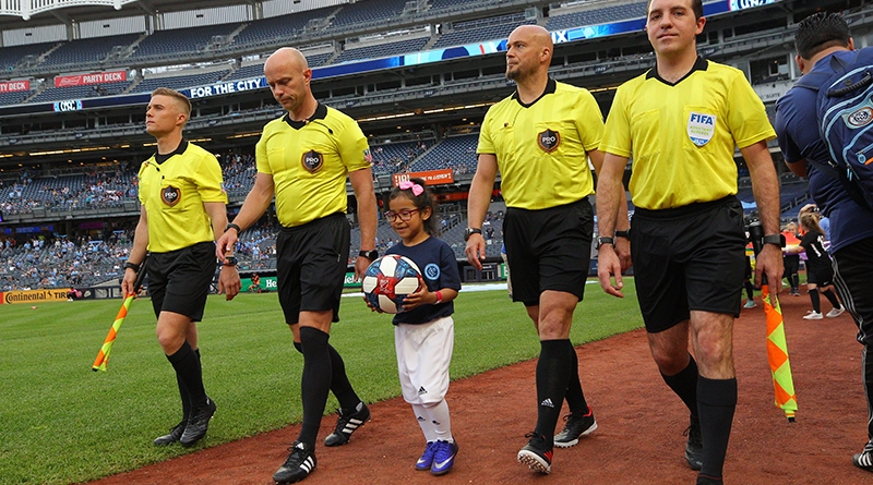 Chính xác có bao nhiêu 'trọng tài' trong 1 trận đấu bóng đá?