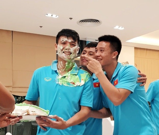 Thầy Park 'trét bánh' lên mặt Tiến Dũng, góp vui cùng các học trò