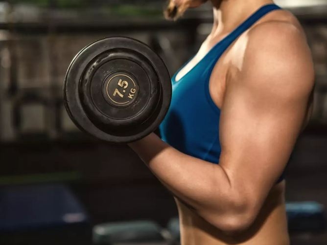 3 bài tập kéo dài cơ bắp cánh tay, không cần dụng cụ