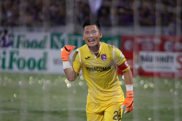 Cái lắc đầu của Huỳnh Tuấn Linh và sự bất lực của cả V.League