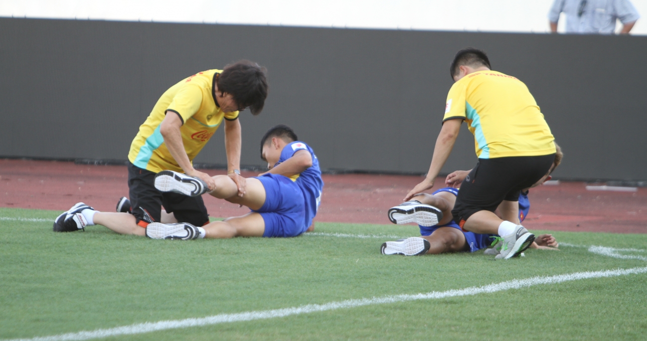 Xuân Mạnh chấn thương, U23 Việt Nam tập luyện trong lo lắng