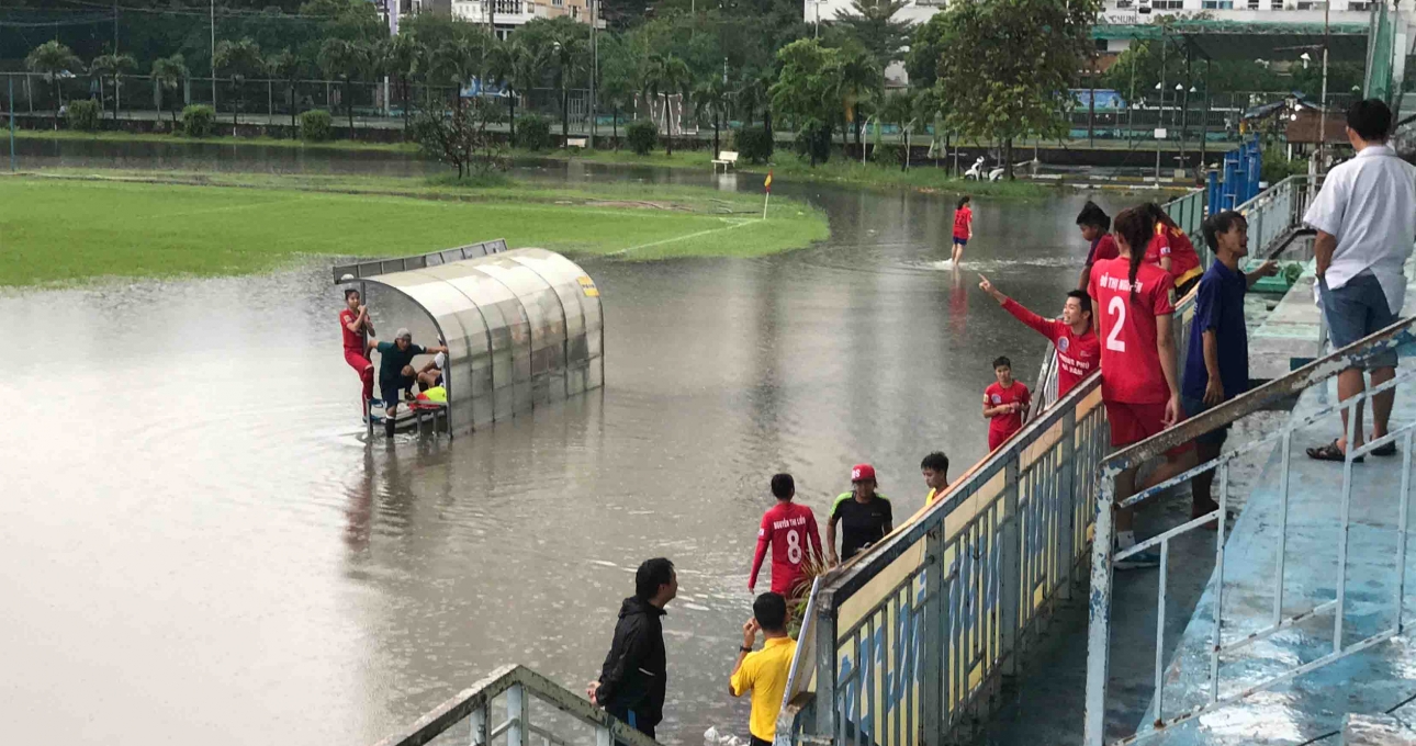 Mưa to biến SVĐ thành 'ruộng' ở giải VĐQG nữ 2018