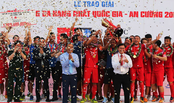 Bùi Tiến Dũng và đồng đội đón tin vui sau chức vô địch