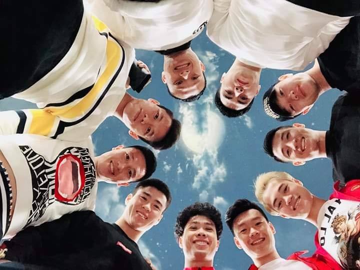 Vạch trần chiêu thức chụp ảnh tự sướng cực hot của các soái ca ĐT Việt Nam