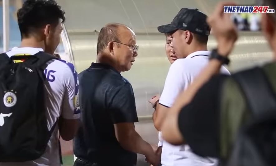 VIDEO: HLV Park ân cần hỏi han Phạm Đức Huy sau trận thắng Hải Phòng