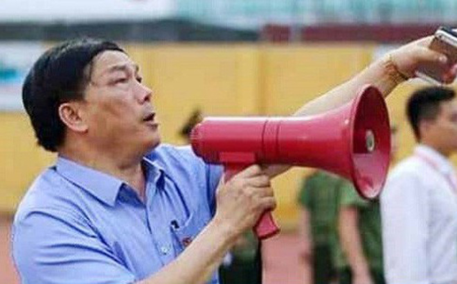 Ông bầu Thanh Hóa ăn mừng rơi cả giày khi đội nhà chơi thăng hoa