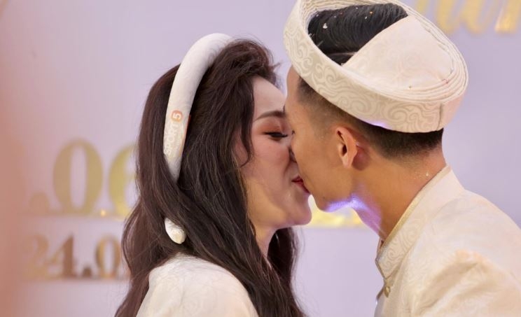 VIDEO: Bùi Tiến Dũng khóa môi hôn thê, hát 'Nắm lấy tay anh' trong lễ ăn hỏi