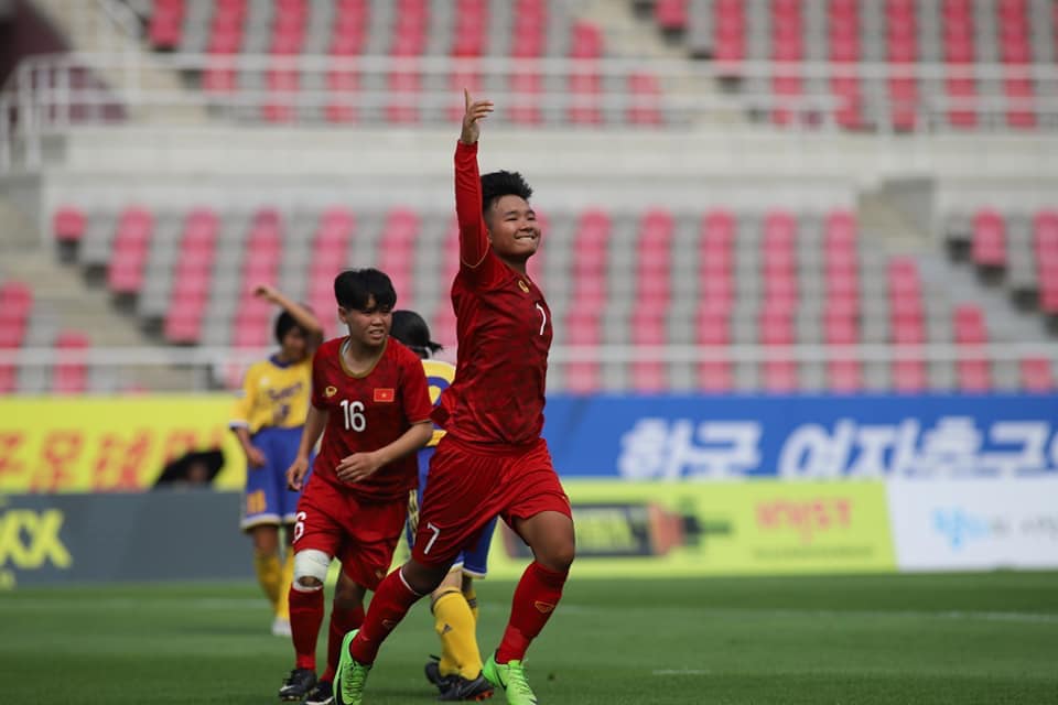 Cầu thủ U19 nữ Việt Nam có vẻ ngoài giống hệt Hà Đức Chinh