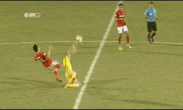 VIDEO: Quế Ngọc Hải vào bóng thô bạo với cầu thủ Quảng Ninh