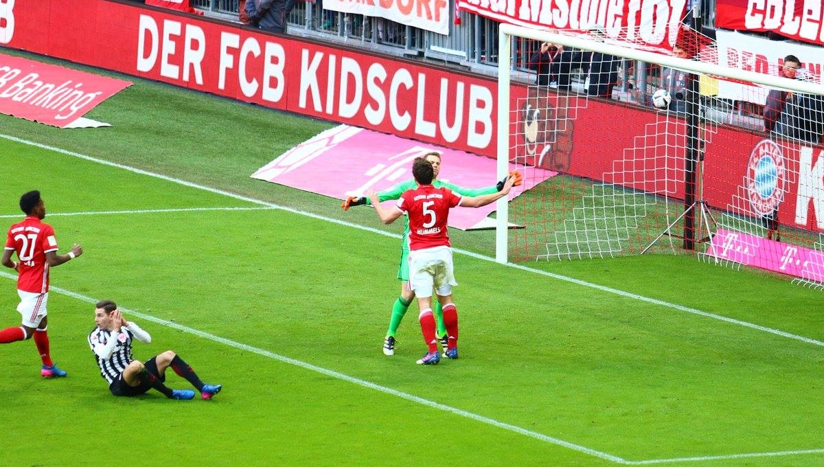 VIDEO: Pha tắc bóng khó tin nhất năm của Mats Hummels