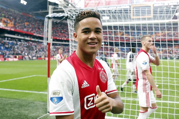 VIDEO: Justin Kluivert lại lập tuyệt phẩm trong màu áo Ajax