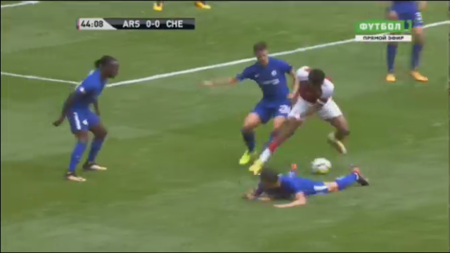 VIDEO: Xem sao trẻ Arsenal biến Fabregas thành gã hề