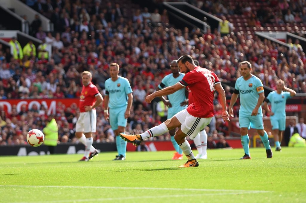 Highlights: Huyền thoại Man Utd 2-2 Barcelona