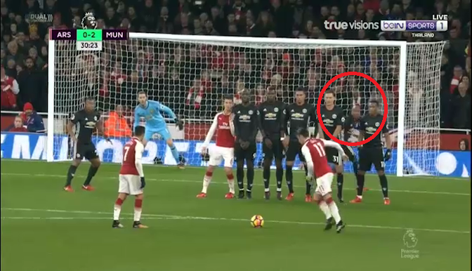 VIDEO: Pha bắt bài tinh quái của Ashley Young với Mesut Ozil