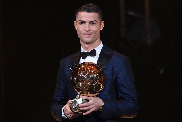 VIDEO: Ronaldo nhận Quả Bóng Vàng 2017 trên tháp Eiffel