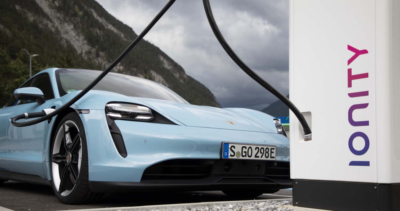 Porsche Taycan 2021 sắp ra mắt với công nghệ và màu sắc mới