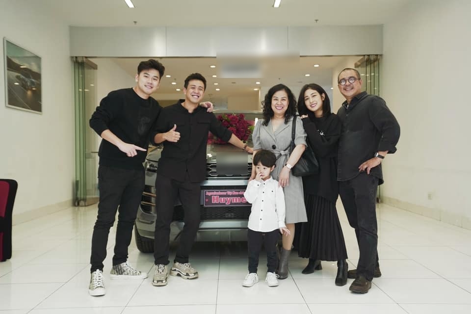 Vlogger Huyme sắm Range Rover Evoque đẹp lung linh giá trên 3,5 tỷ