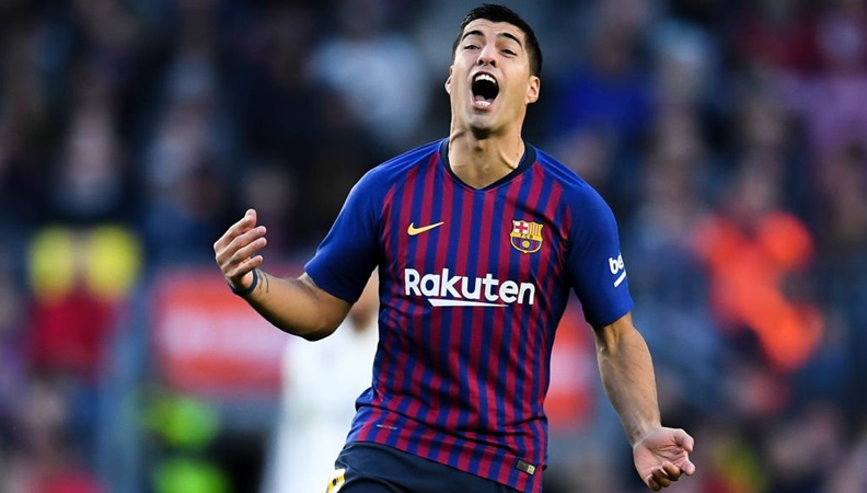 VIDEO: Khoảnh khắc Suarez biến hậu vệ Lyon thành gã hề 