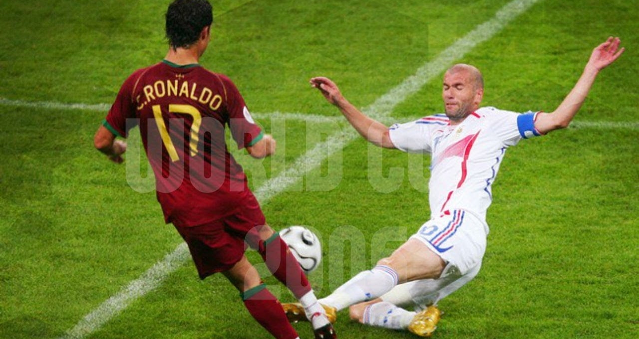 VIDEO: Cristiano Ronaldo gặp ông thầy Zidane lần đầu thế nào