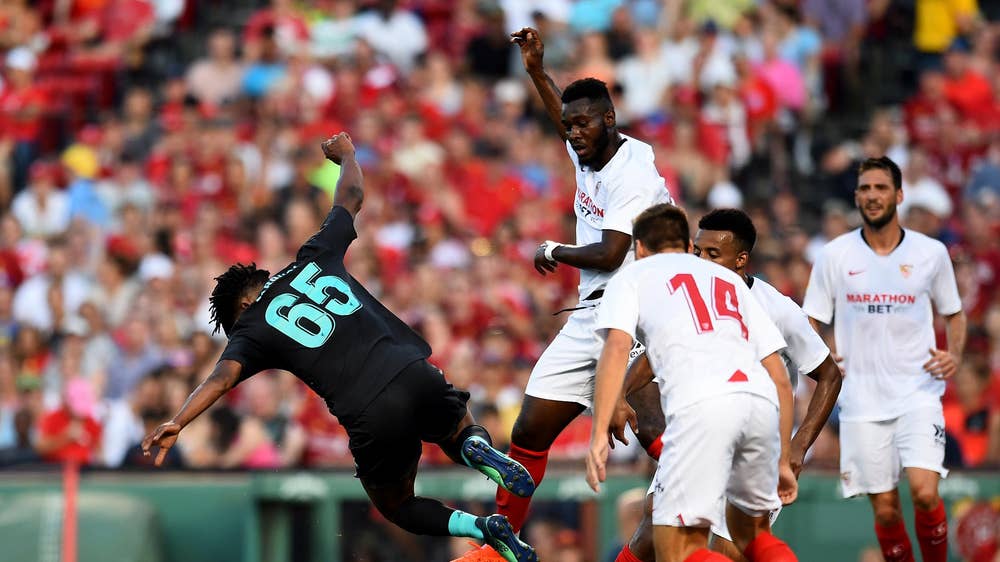 Van Dijk đá chính, Liverpool vẫn thảm bại trước Sevilla