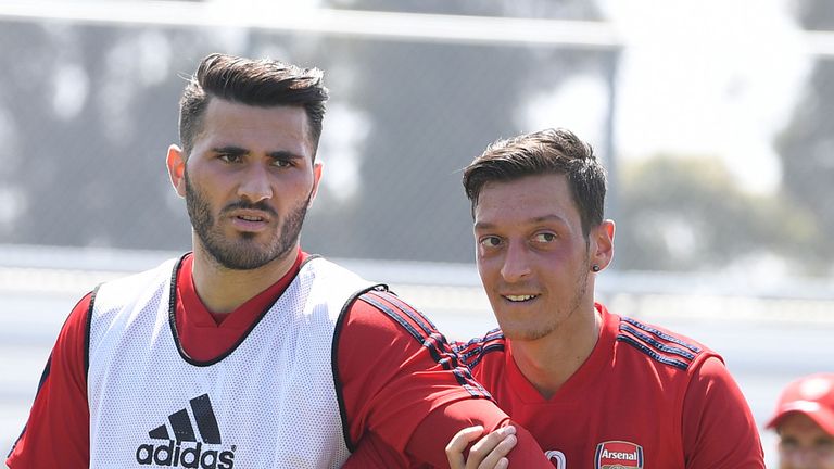 Trước vụ Kolasinac - Ozil, sao Juventus từng đấm 'vỡ mặt' kẻ cướp 