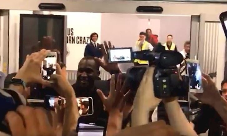 Giữa đêm, 1 nửa thành Milan chào đón Lukaku như ngày hội 