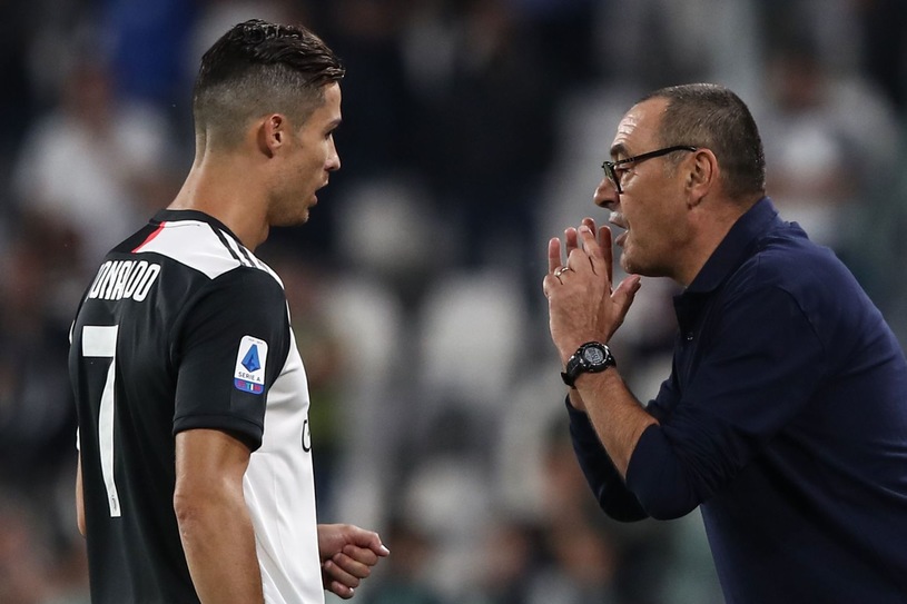 HLV Sarri văng tục sau pha làm bàn không tưởng của Ronaldo 