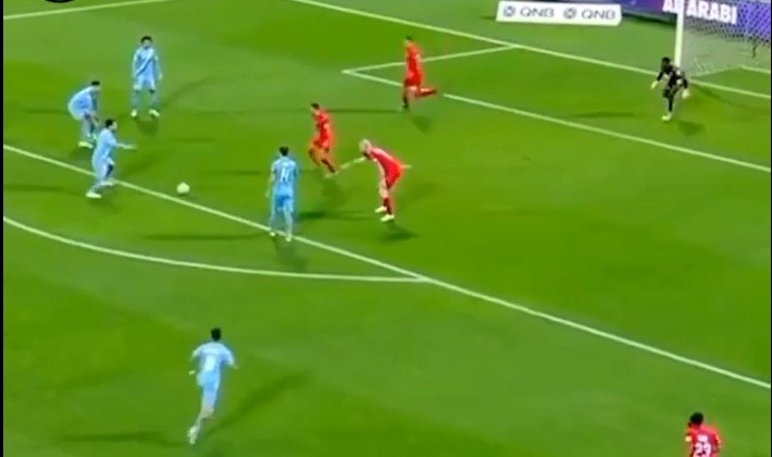 VIDEO: Mãn nhãn với pha phối hợp 'nhường nhau sút' của đội bóng Trung Đông