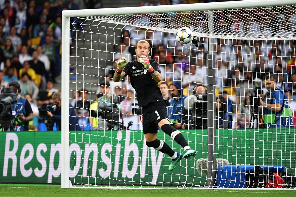 VIDEO: Karius lại làm trò cười trên đất Thổ