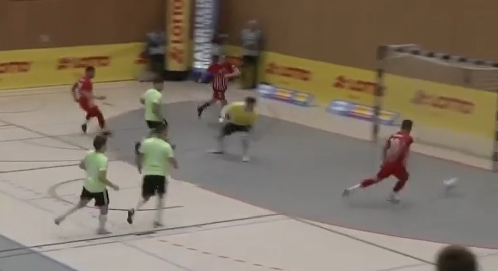 VIDEO: Phối hợp 'tiki-taka' đến sát khung thành và cú sút khó tin