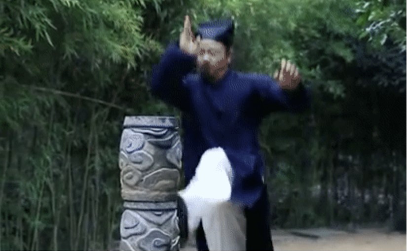 Chưởng môn Võ Đang 'sấp mặt' với màn khinh công 'dởm'