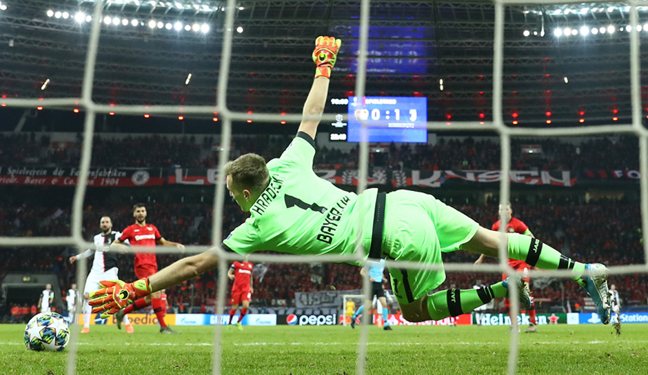 VIDEO: Pha phản lưới như đùa của thủ thành Bundesliga