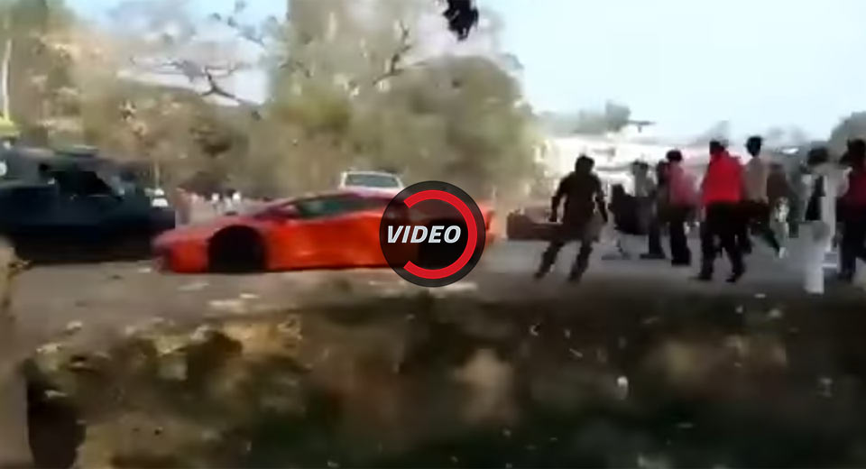 Dân chúng cầm gạch đá ném siêu xe Lamboghini, Ferrari