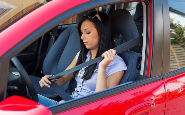 Ngồi ghế sau ô tô không thắt dây an toàn sẽ bị phạt tiền