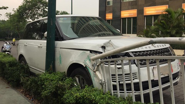 Hà Nội:Range Rover Autobiography 8 tỷ tai nạn nát bét 'đầu' 